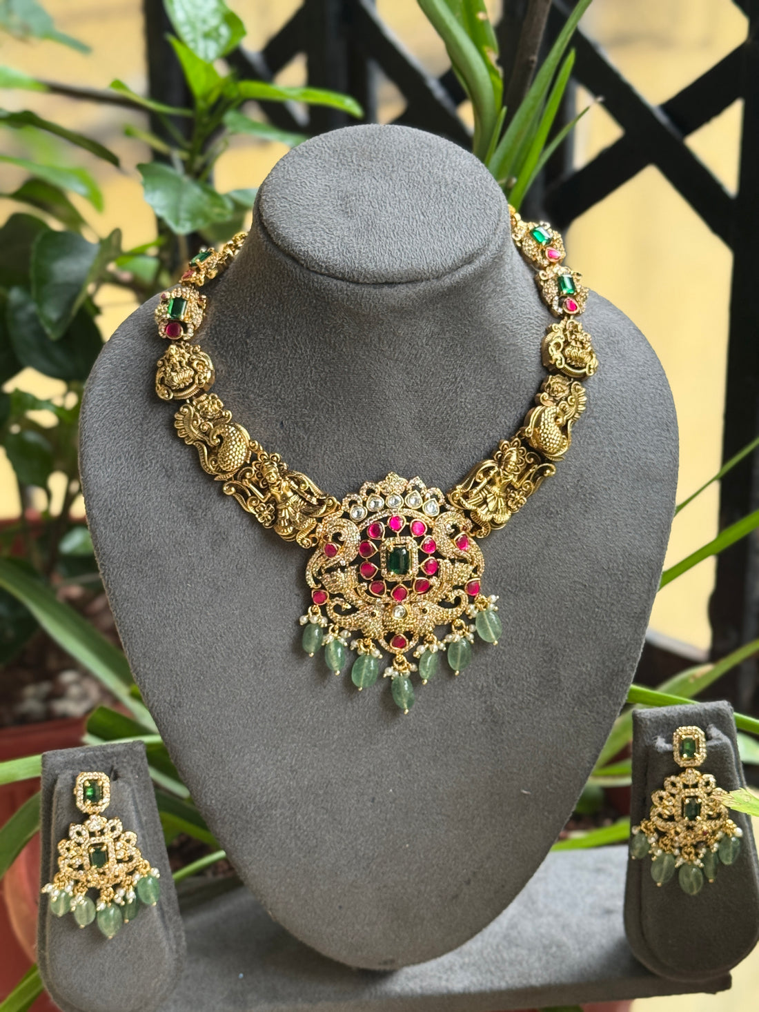 Jadau Bridal Hasili Necklace with strawberry beads