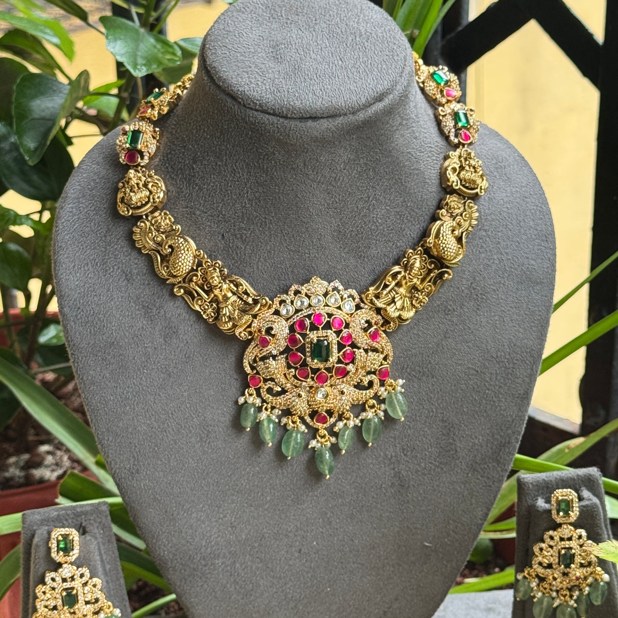 Jadau Bridal Hasili Necklace with strawberry beads