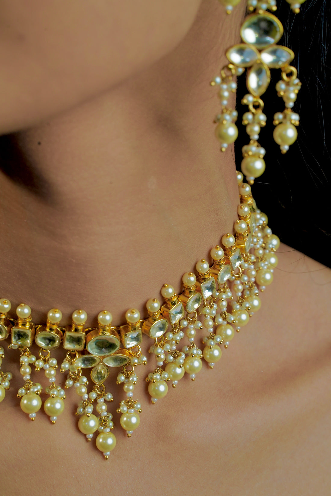 Floral Radiance – Crystal Stone Necklace with White Beads