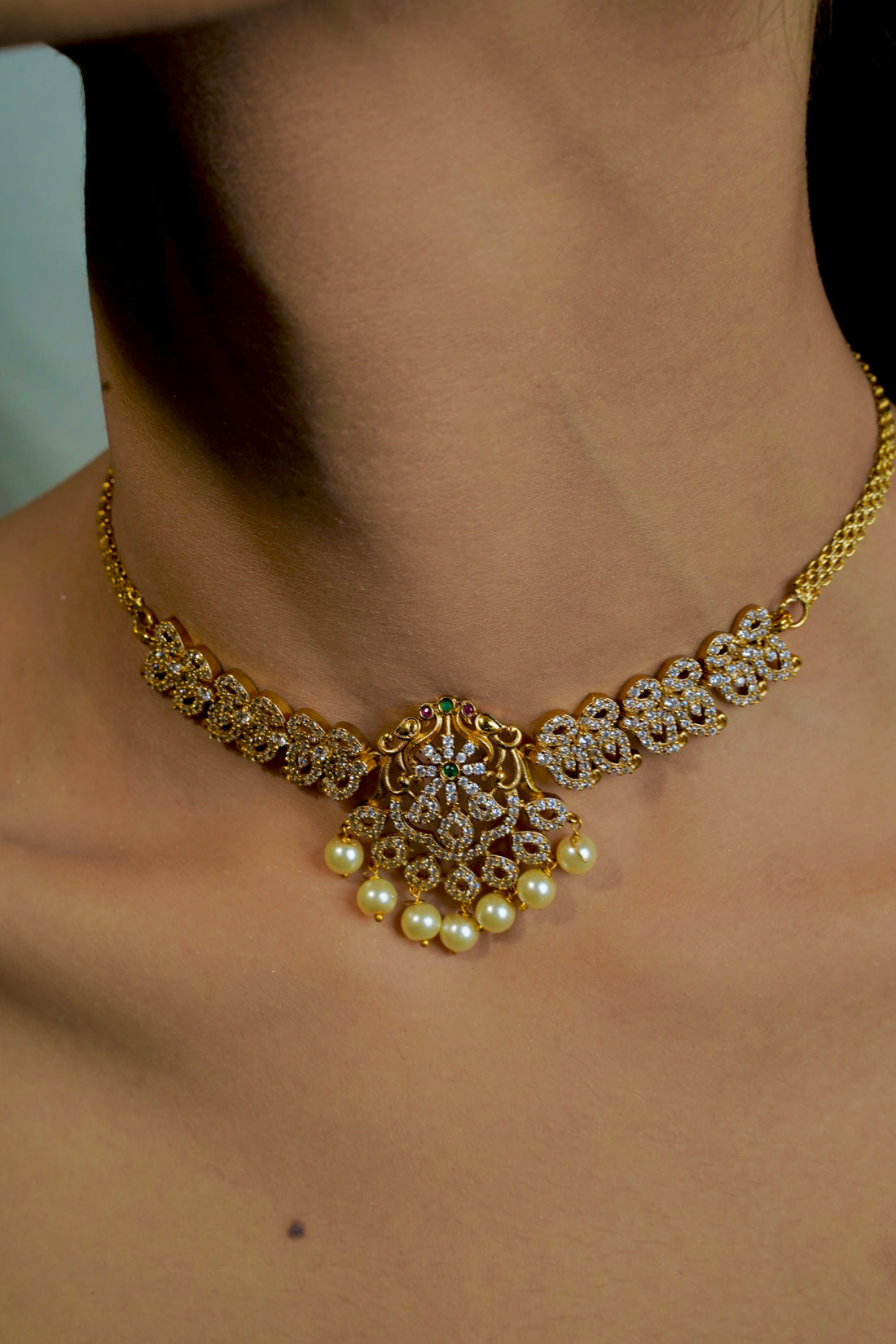 Enchanting Antique Necklace with Leaf Pattern, Crystal Finish & Flower Design