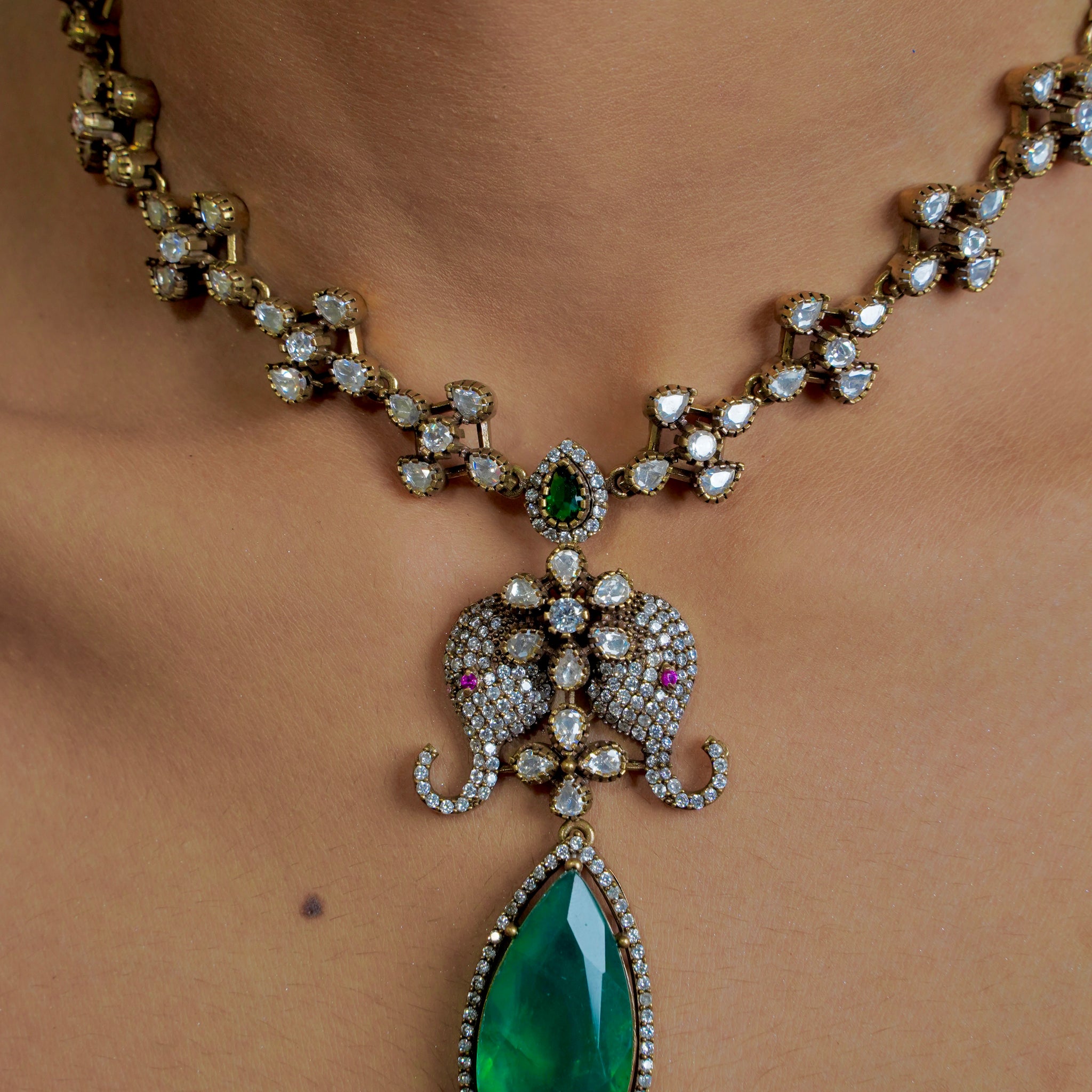 Elegant Victorian Necklace with Green Gemstones – Water Drop Theme