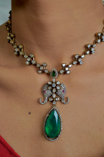 Elegant Victorian Necklace with Green Gemstones – Water Drop Theme