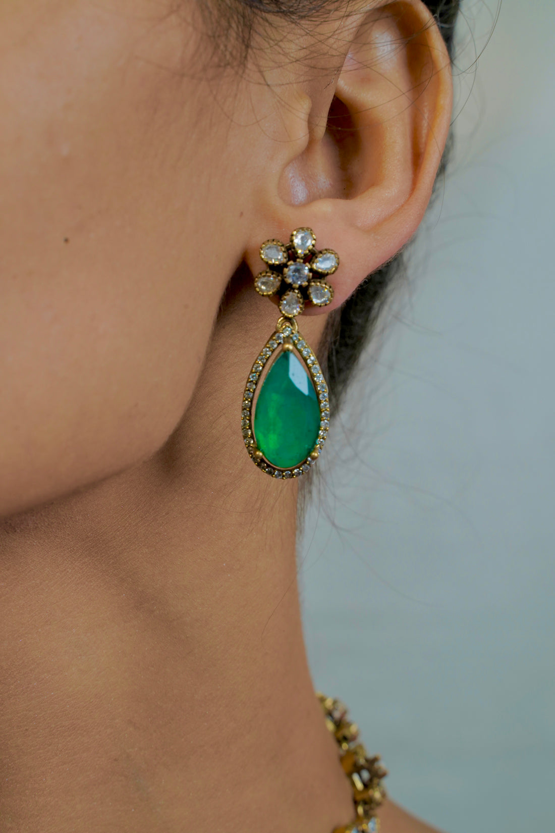 Elegant Victorian Necklace with Green Gemstones – Water Drop Theme