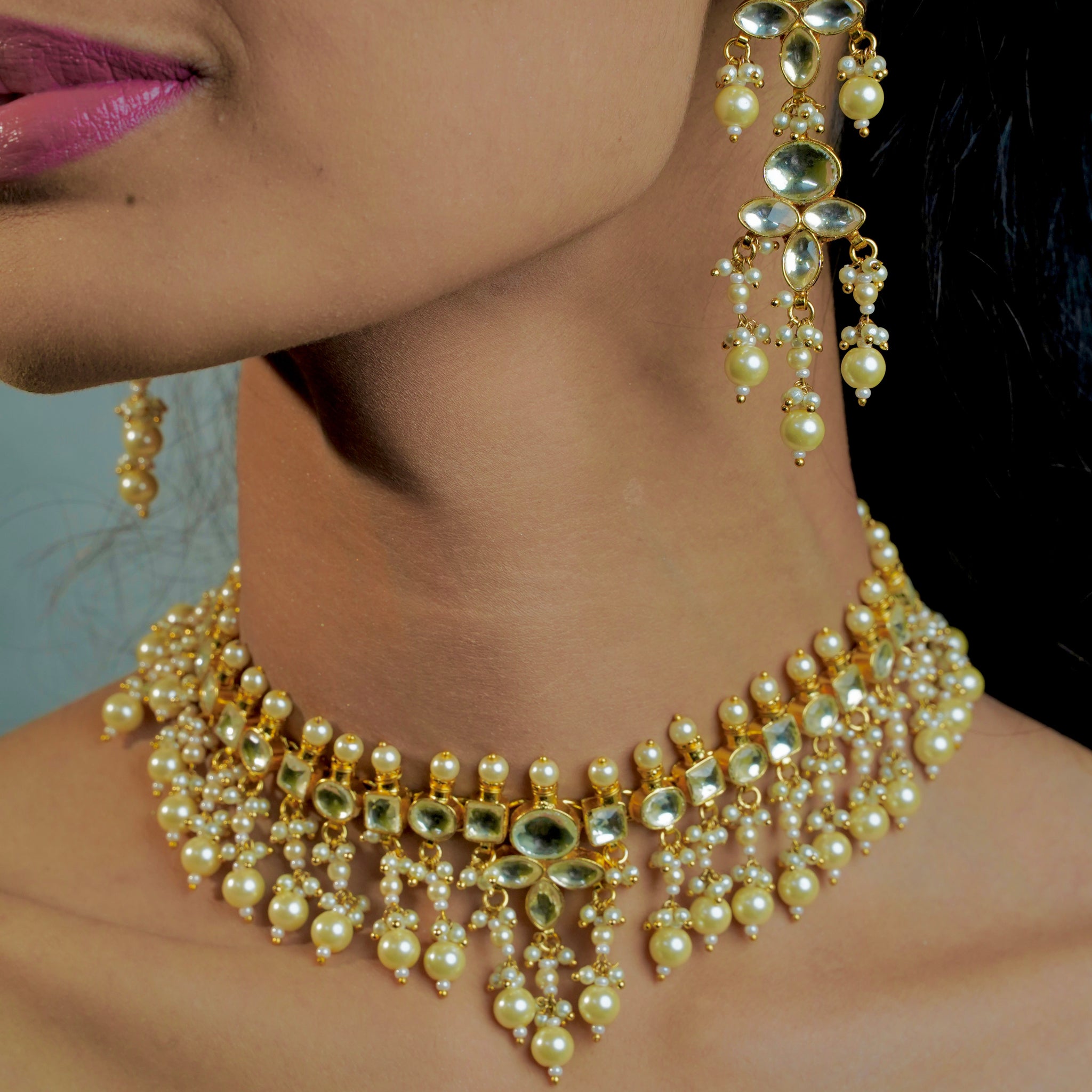 Floral Radiance – Crystal Stone Necklace with White Beads