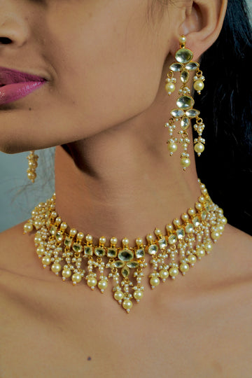 Floral Radiance – Crystal Stone Necklace with White Beads