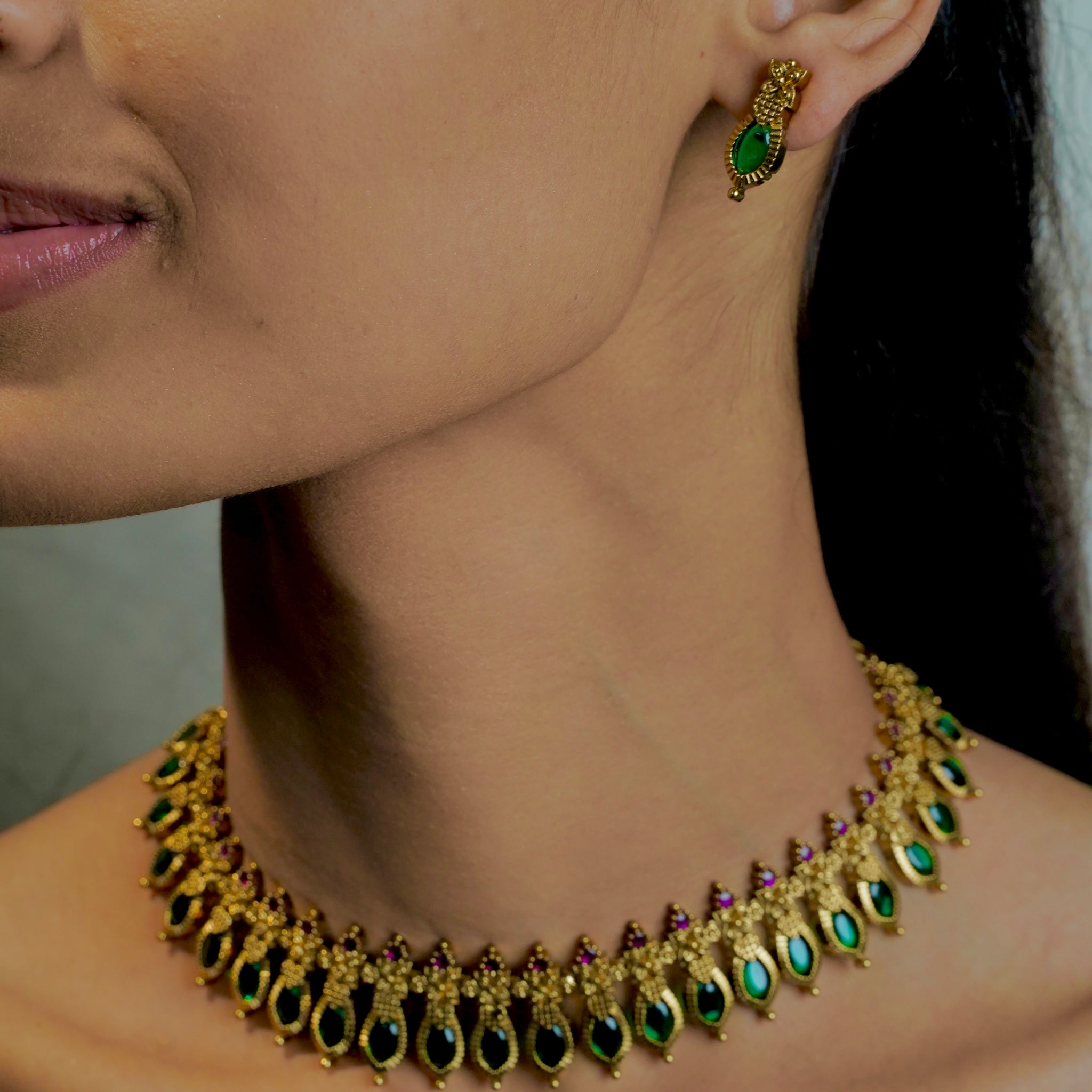Antique Leaf Grace – Simple Green Leaf Short Necklace