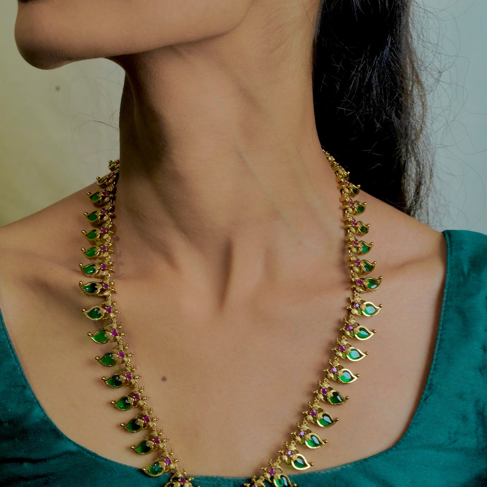 Antique Leaf Bloom – Simple Green Leaf Necklace with Center Flower