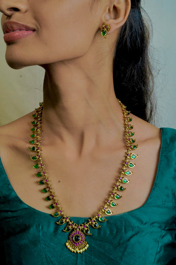 Antique Leaf Bloom – Simple Green Leaf Necklace with Center Flower