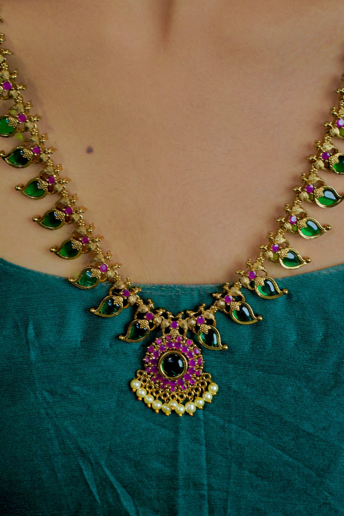 Antique Leaf Bloom – Simple Green Leaf Necklace with Center Flower