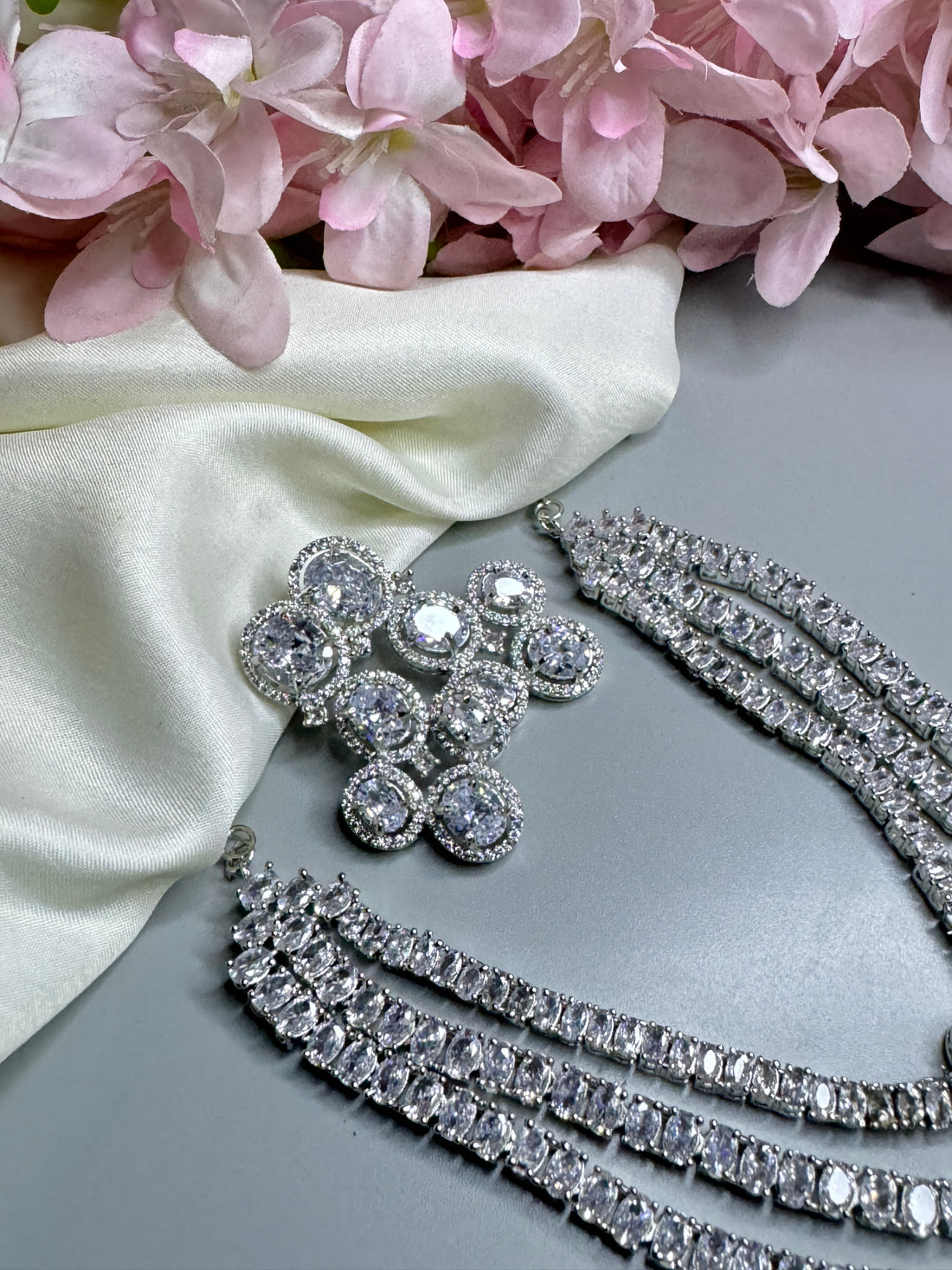 "Classic AD Necklace with Sparkling Clear Stones"