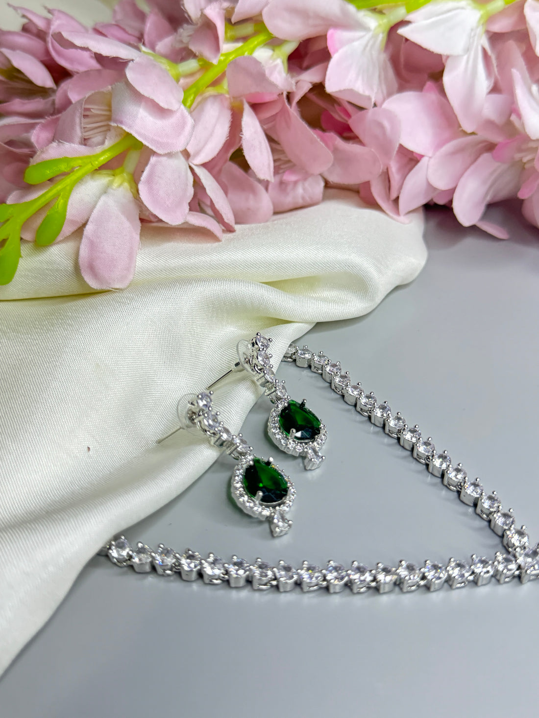 "Exquisite AD Necklace with Vibrant Green Stone Pendant"