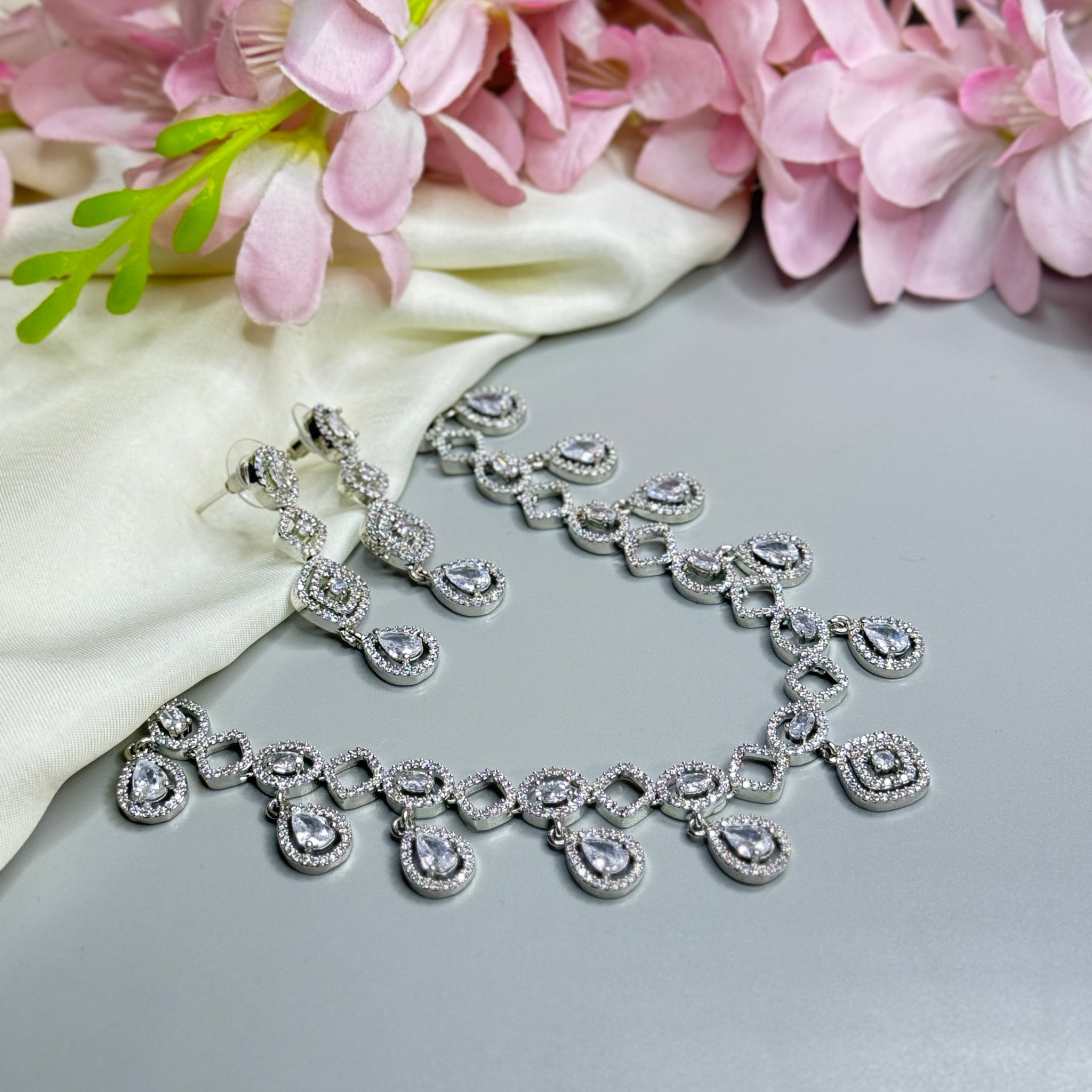 "Stunning AD Necklace with Crystal Stones and Diamond-Like Finish"