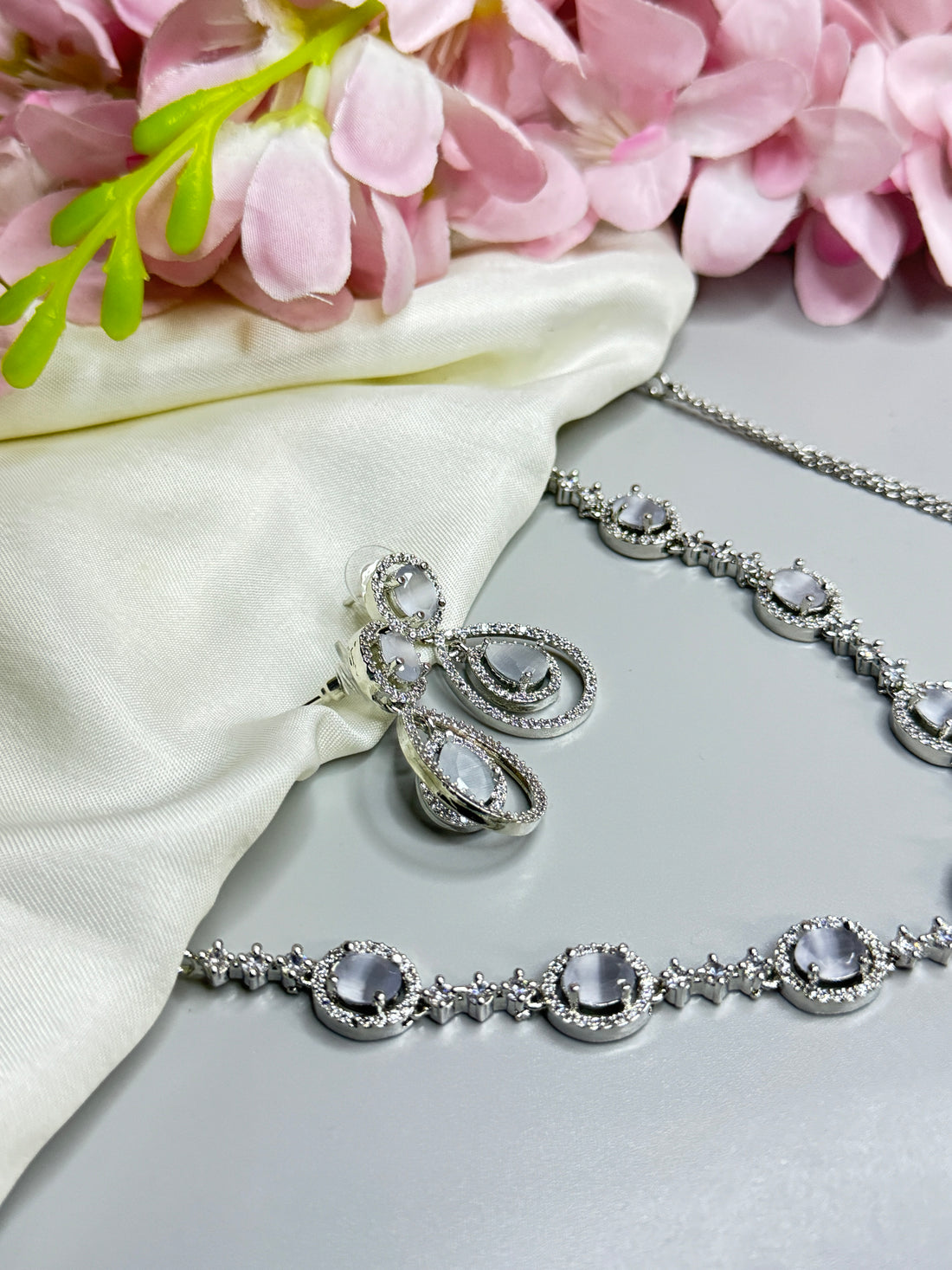 "Charming AD Necklace with Crystal Stones and White Stone Pendants"