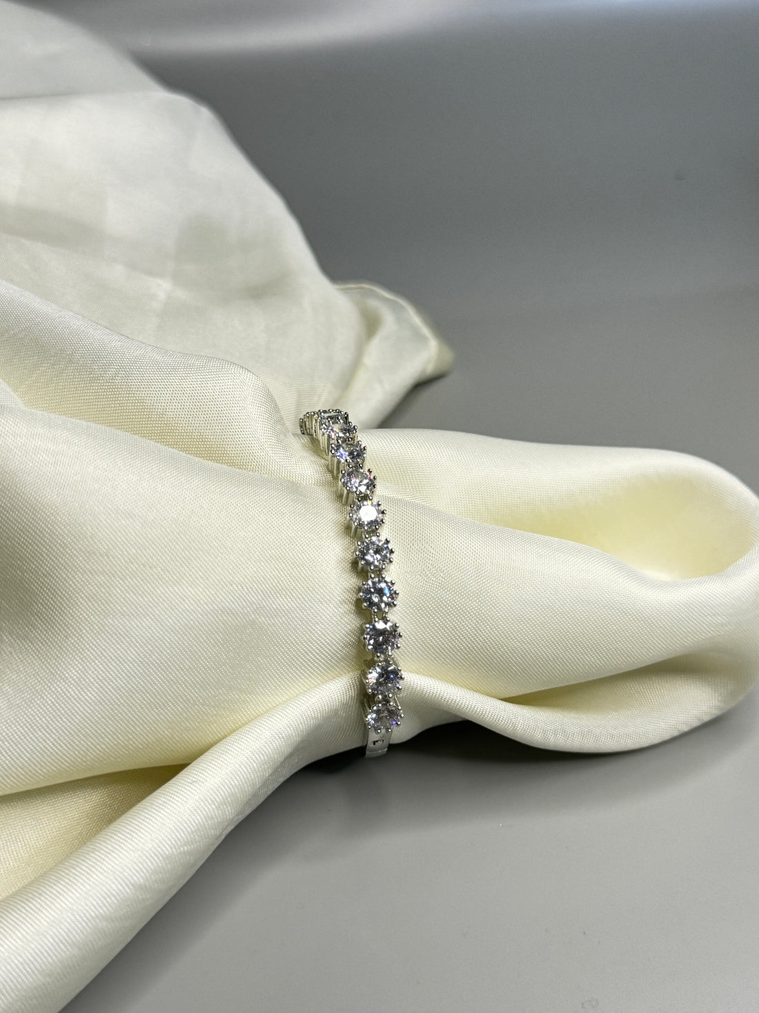 "Elegant Diamond and Crystal Finish Bracelet - Dazzling Sophistication"