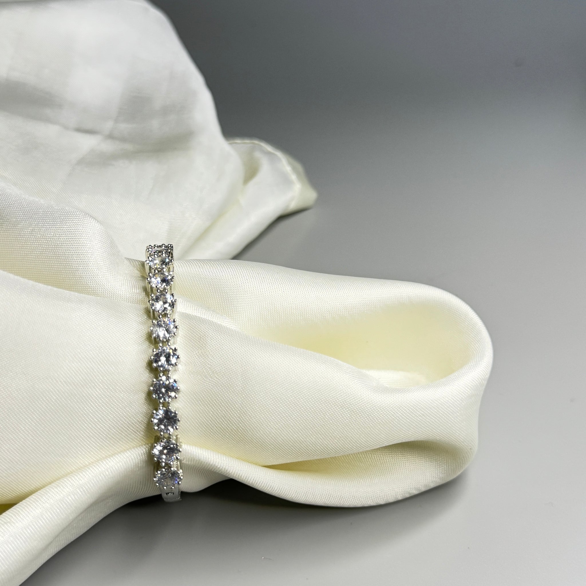 "Elegant Diamond and Crystal Finish Bracelet - Dazzling Sophistication"