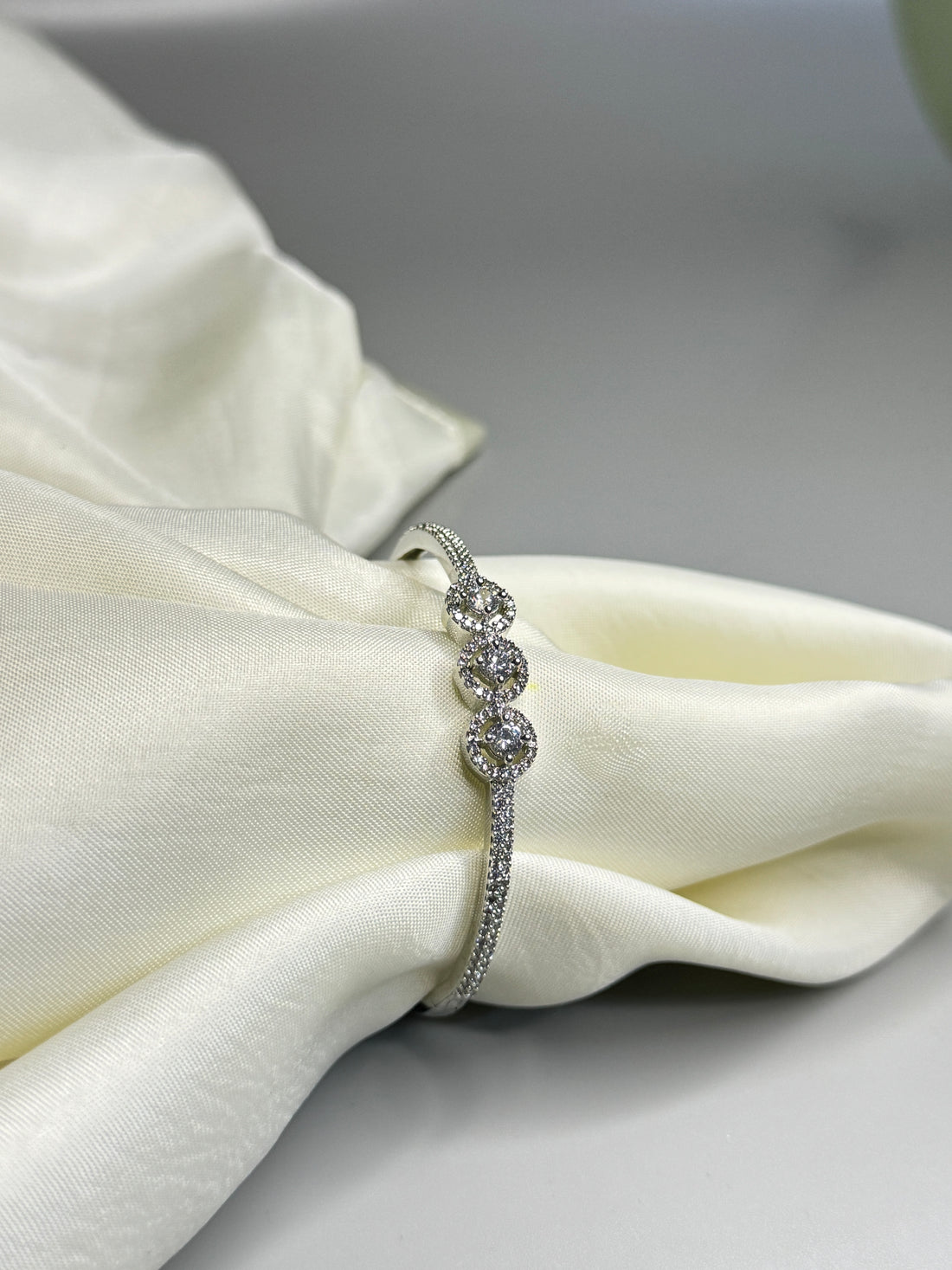 "Chic Diamond-Finish Bracelet - Sparkling Elegance for Every Day"