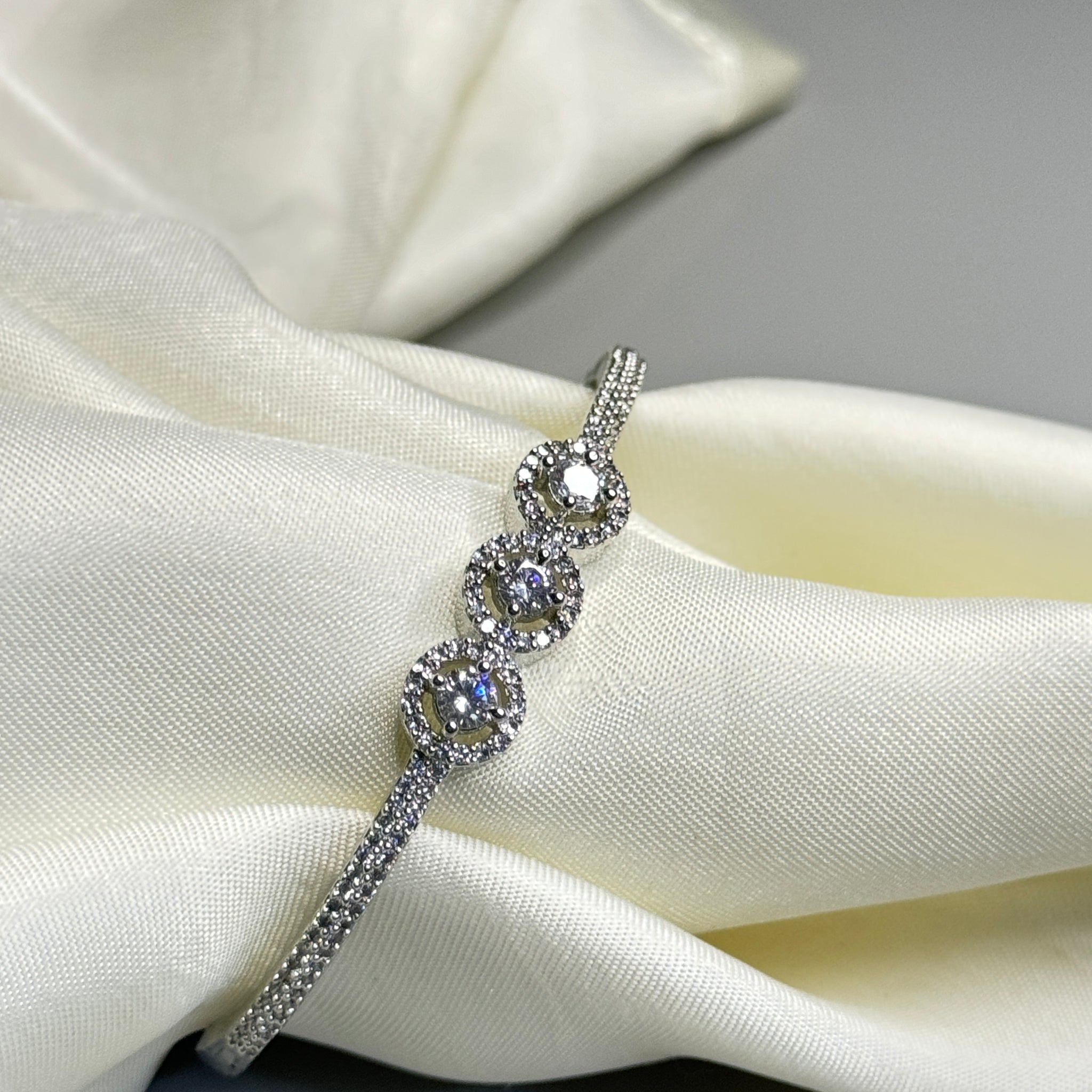 "Chic Diamond-Finish Bracelet - Sparkling Elegance for Every Day"