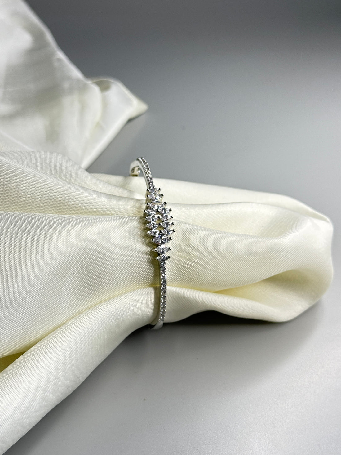 "Elegant Diamond-Finish Bracelet - Timeless Sophistication"