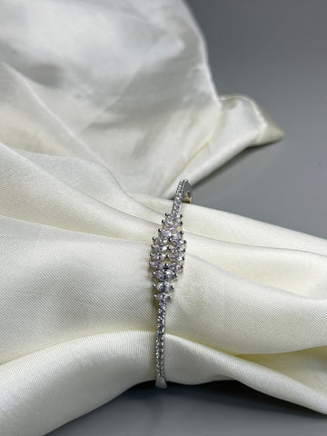 "Elegant Diamond-Finish Bracelet - Timeless Sophistication"