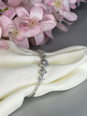 "Stunning Diamond-Finish Bracelet - A Touch of Glamour"